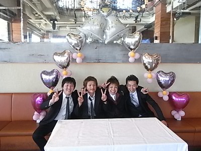 俺達４人で新郎にバルーン送りました